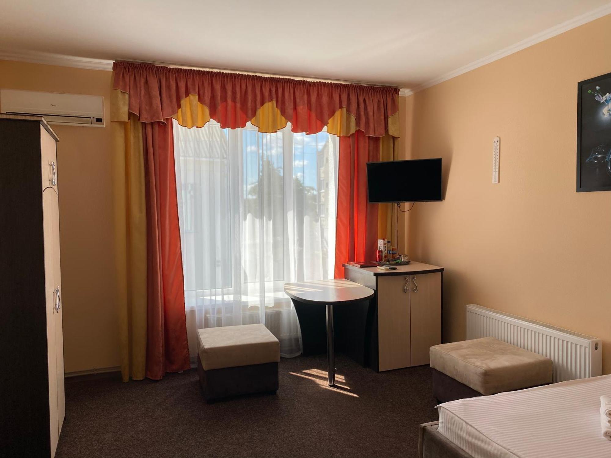 Орхідея Hotel Romny Buitenkant foto