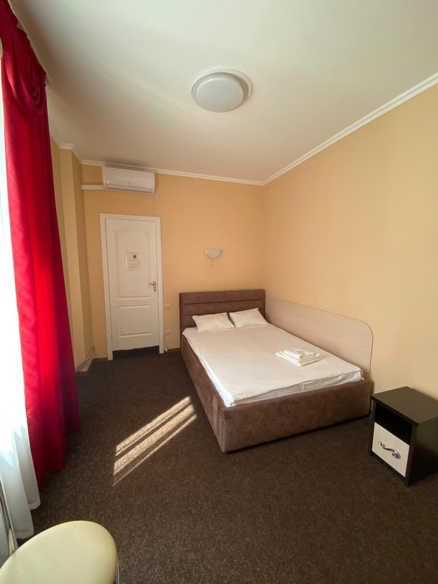 Орхідея Hotel Romny Buitenkant foto