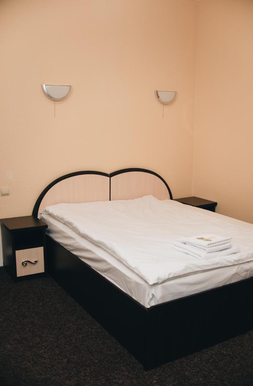 Орхідея Hotel Romny Buitenkant foto